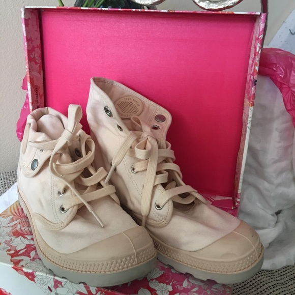 Booties in peach. - Picture 3 of 5